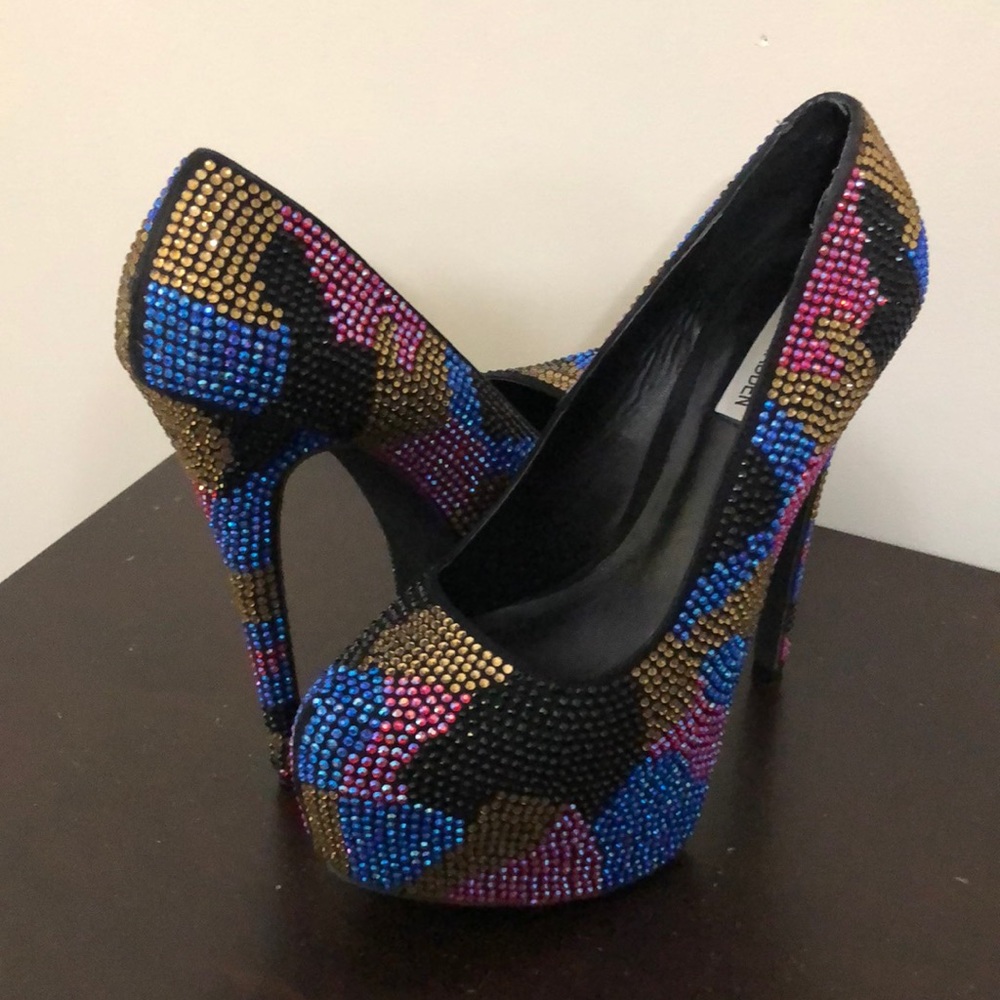 Steve Madden’s DYVINAL CAMOUFLAGE
